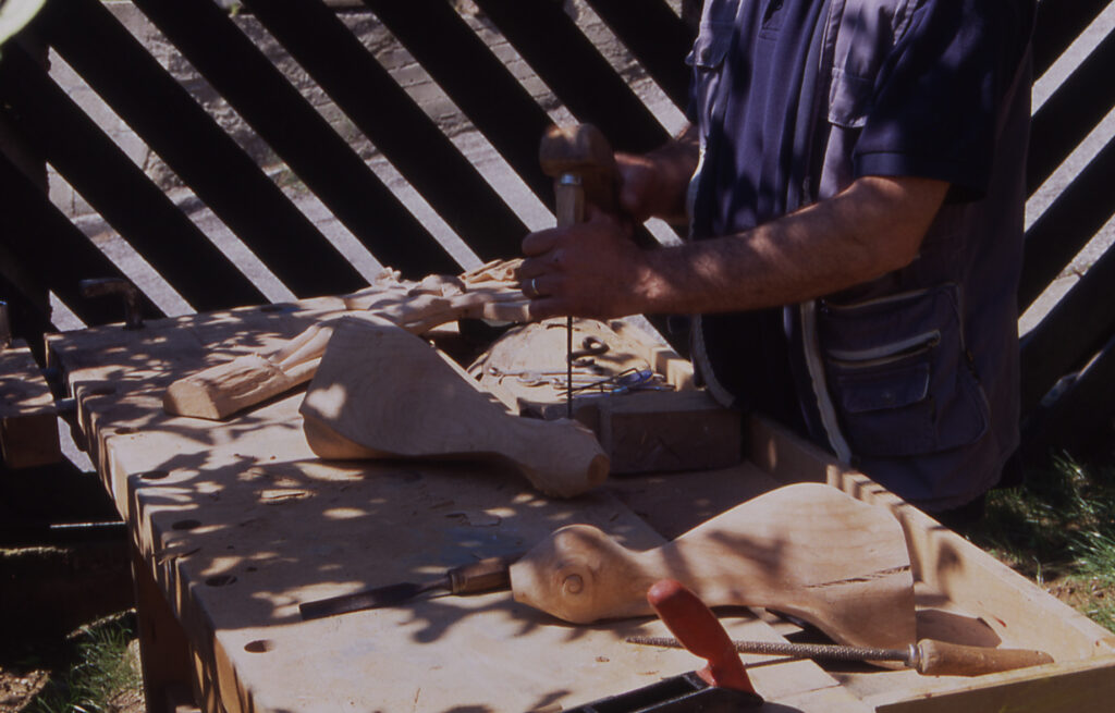Artigiano che lavora il legno