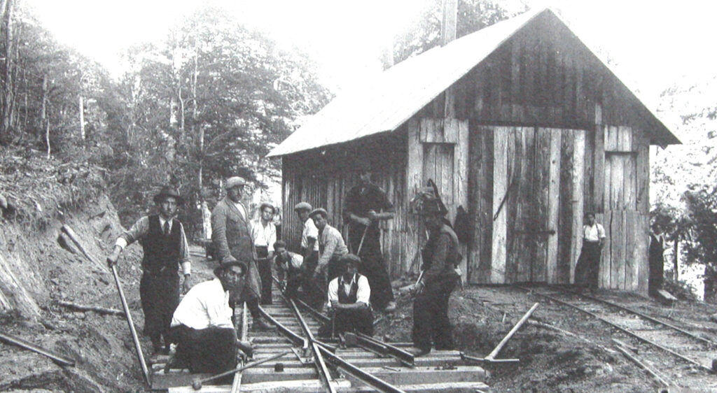 Foto di repertorio che mostra operai al lavoro per la costruzione della linea ferroviaria del parco.